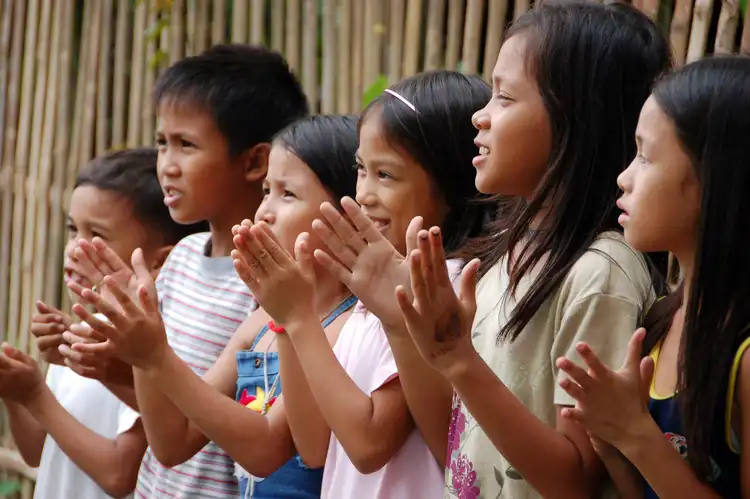 line of kids clapping