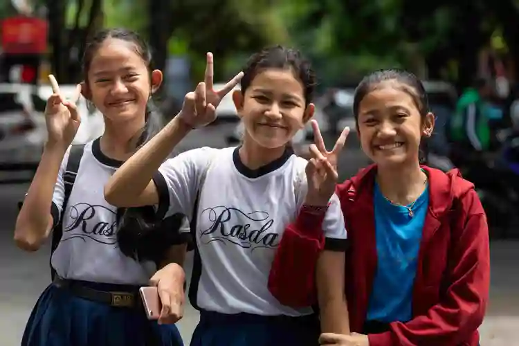 Indonesia 3 girls with peace signs